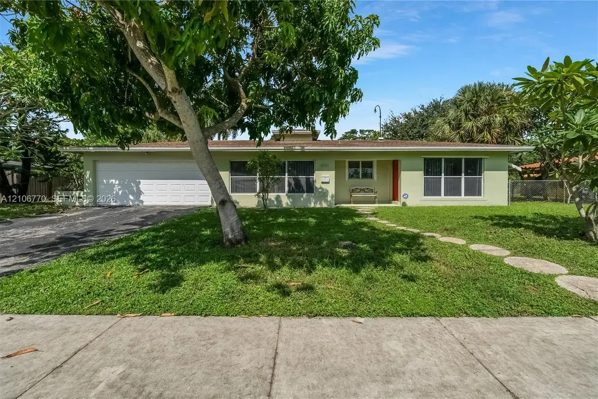 5701 SW 1st St, Plantation FL 33317