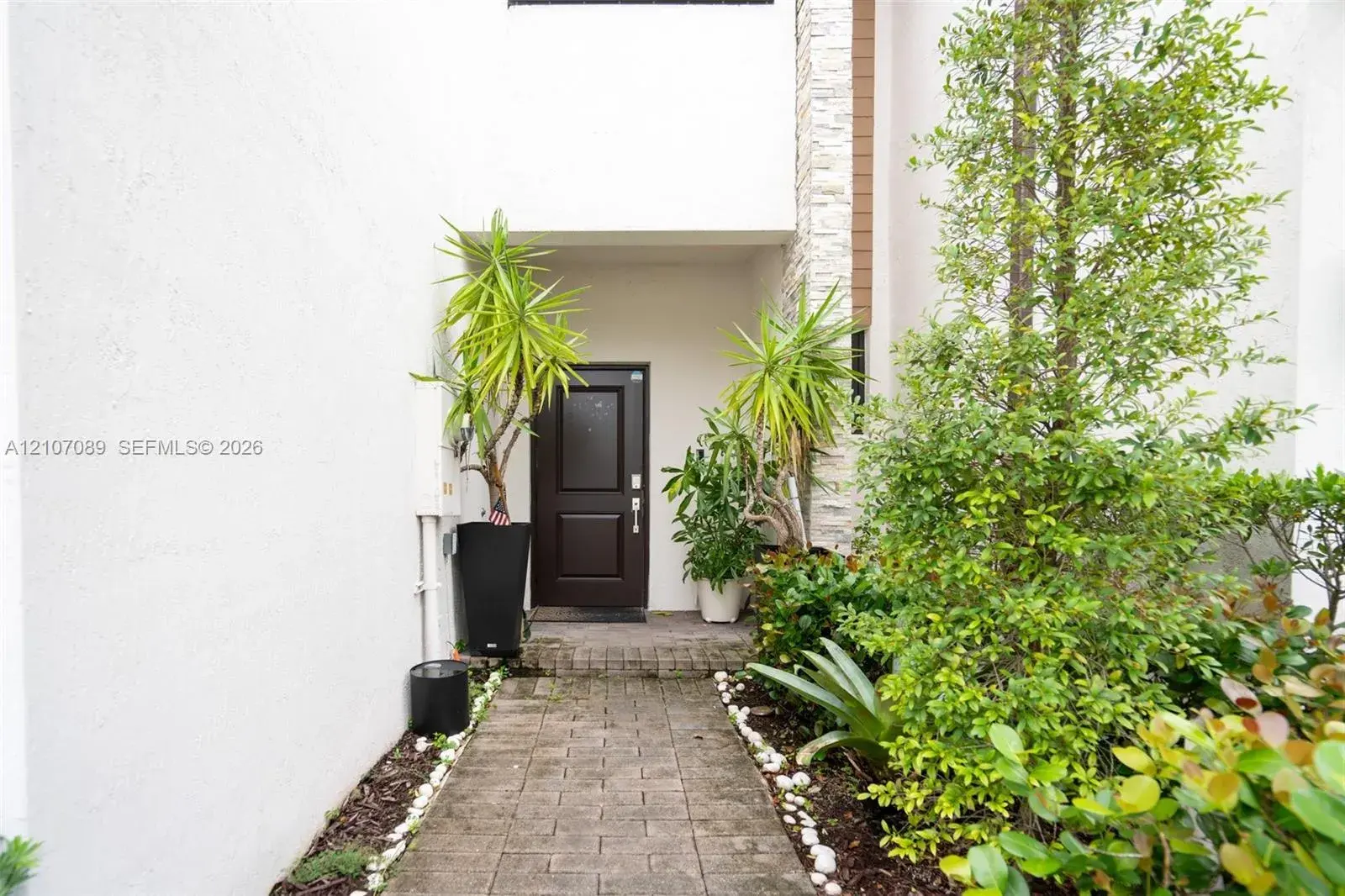 530 NE 207th St, Miami FL 33179