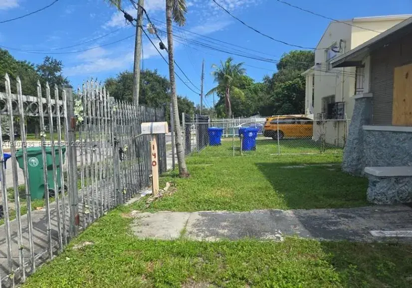 140 NW 60th St, Miami FL 33127