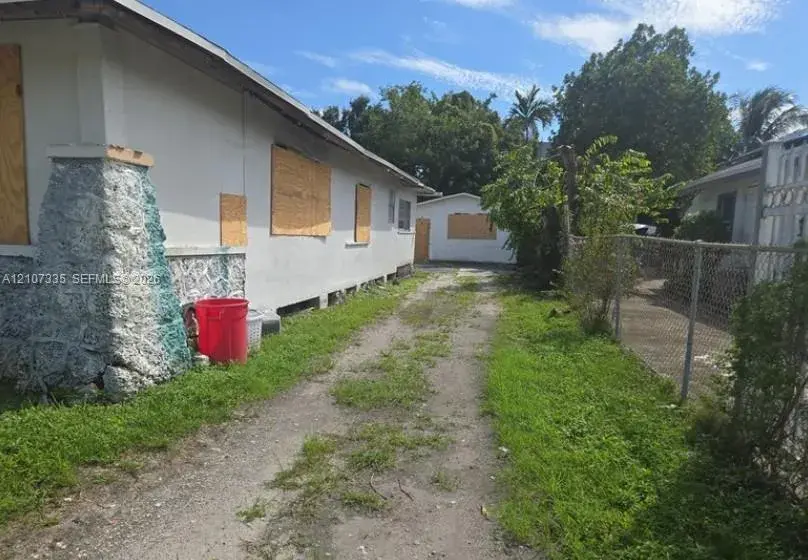 140 NW 60th St, Miami FL 33127