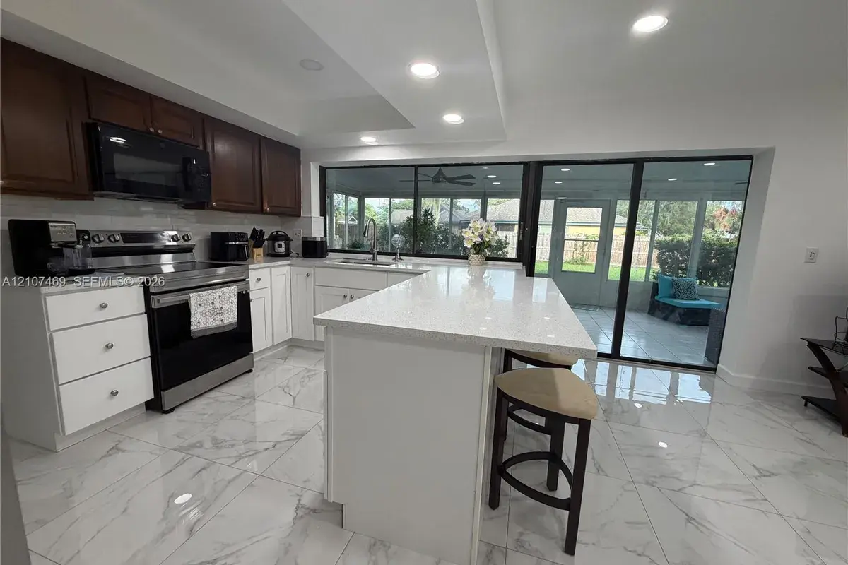2204 CHEROKEE TRL, Brandon FL 33594