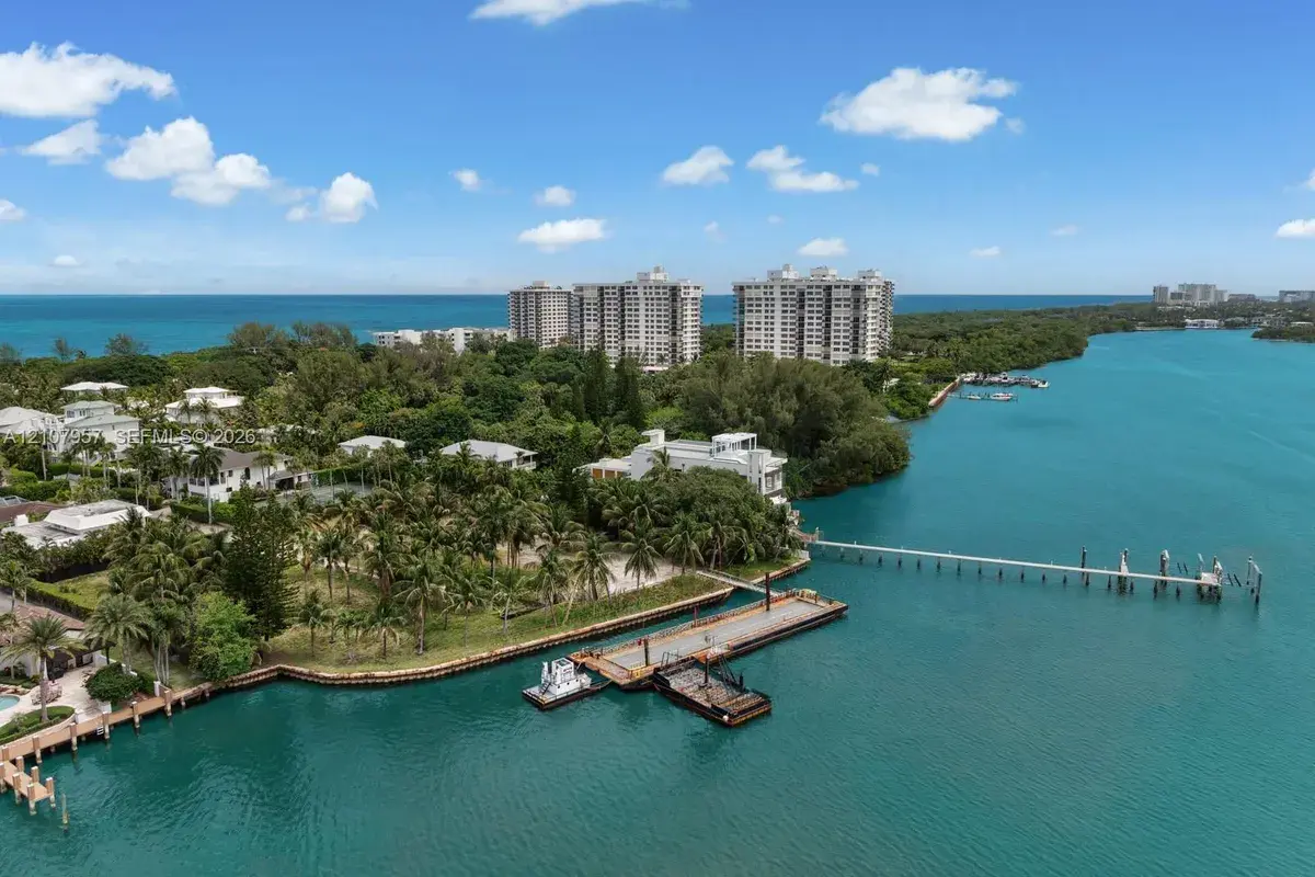 910 NE 24th St, Boca Raton FL 33431