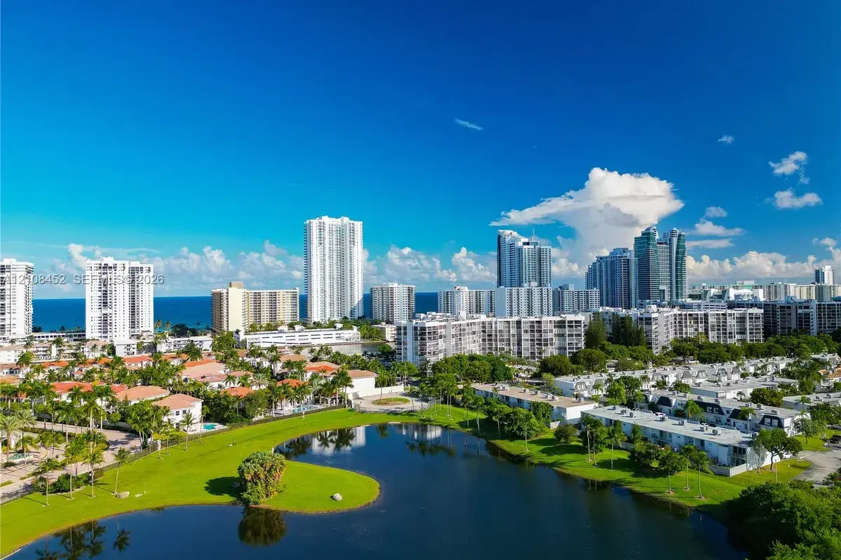 1000 Parkview Dr # 809, Hallandale Beach FL 33009