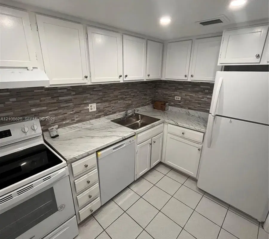 3650 Inverrary Dr # 1Q, Lauderhill FL 33319