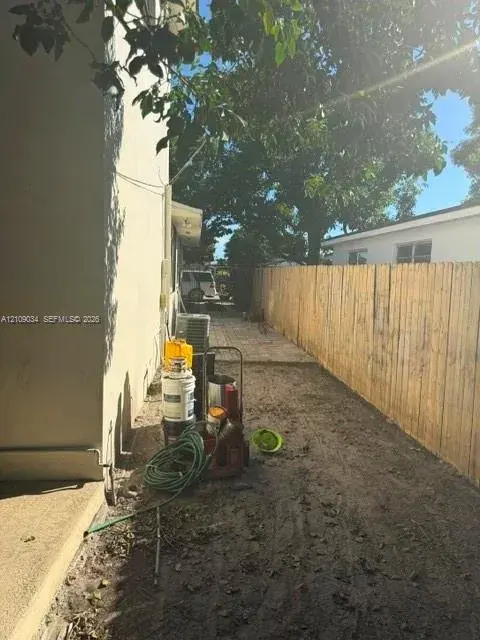 683 E 19th St, Hialeah FL 33013