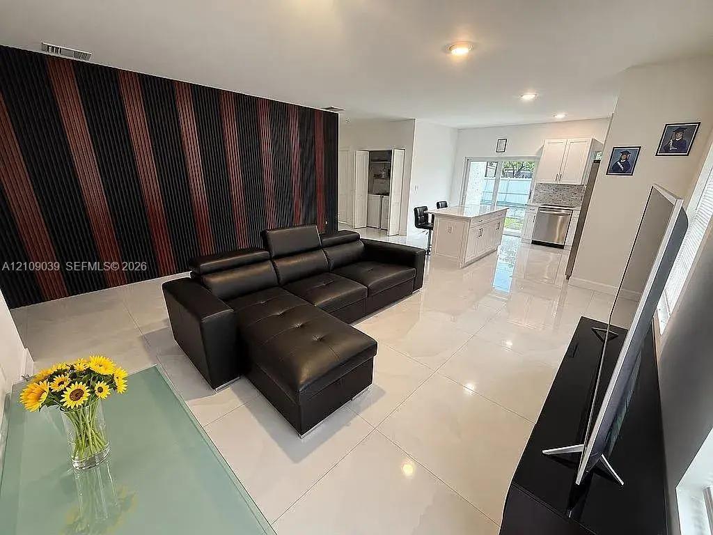 22066 Miami Ave, Miami FL 33170