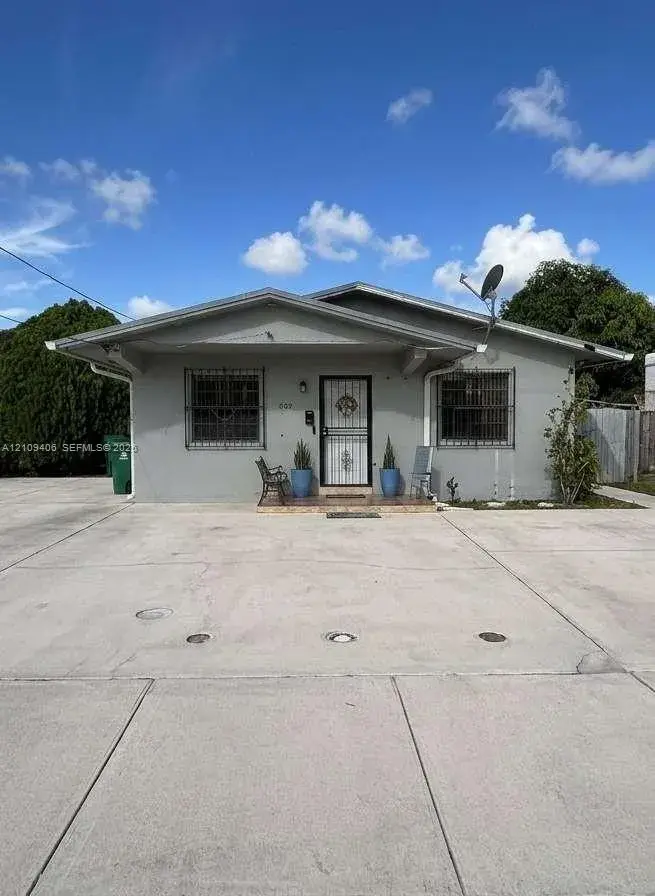 1004 NW 33rd Ave, Miami FL 33125