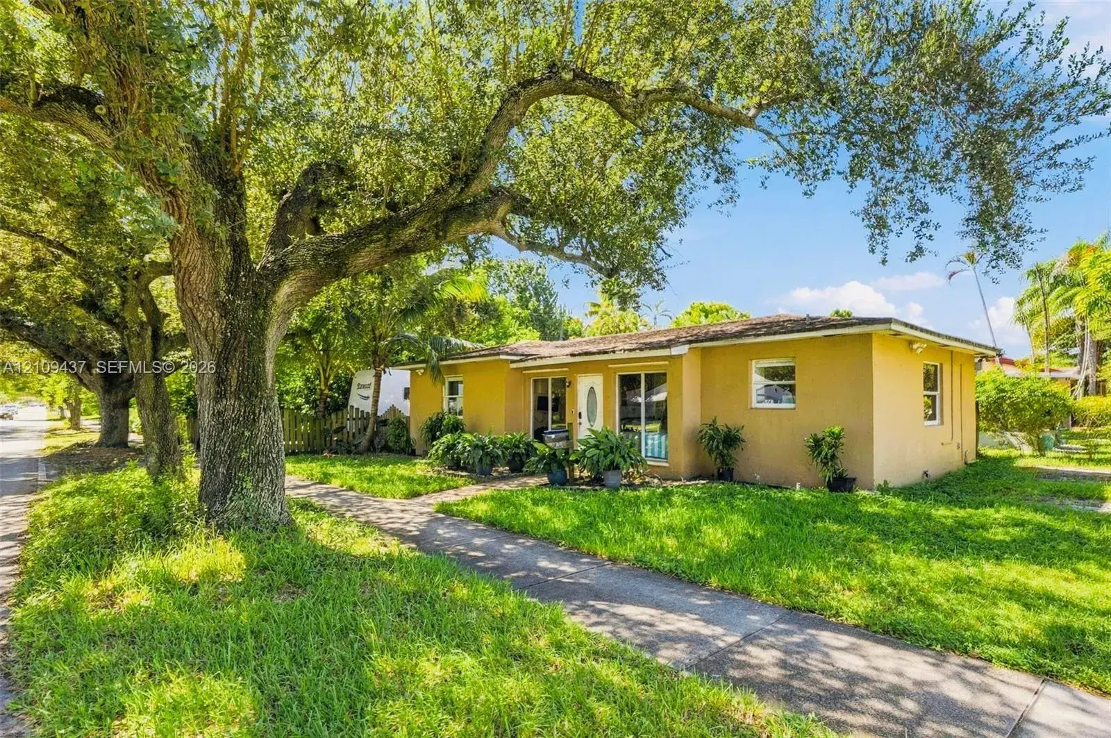 910 S 28th Ave, Hollywood FL 33020