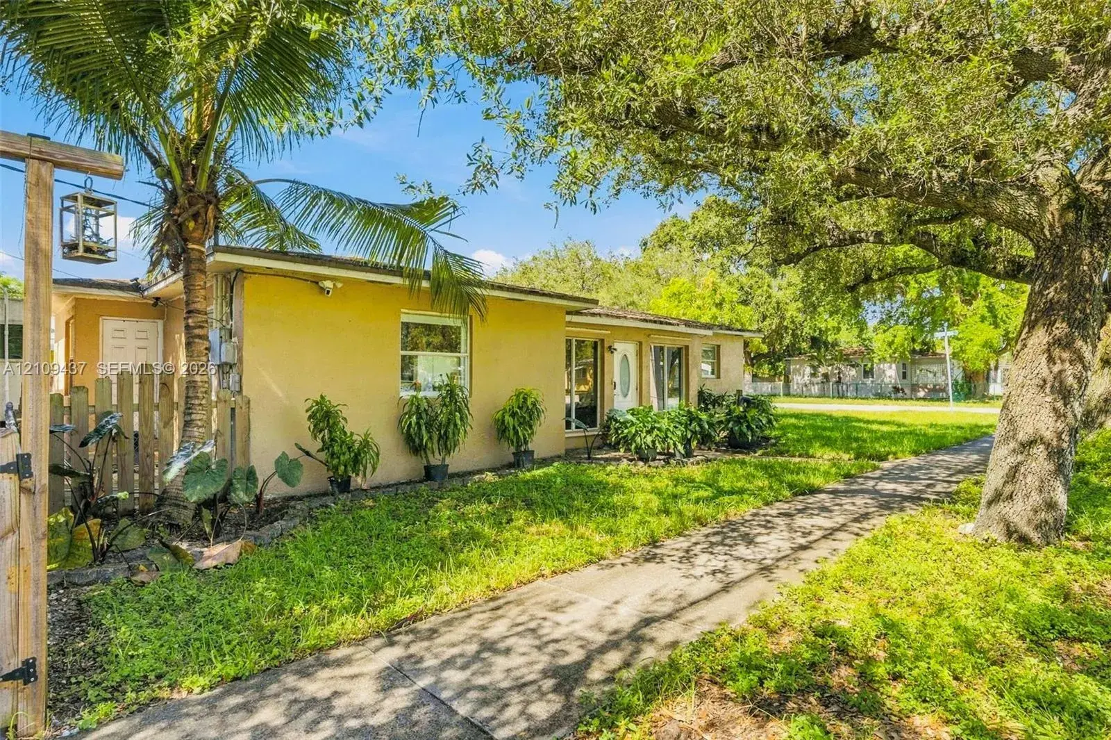 910 S 28th Ave, Hollywood FL 33020