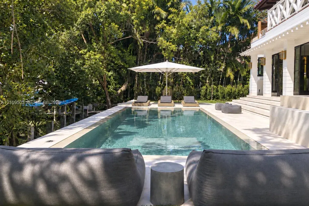 7230 E Lago Dr, Coral Gables FL 33143