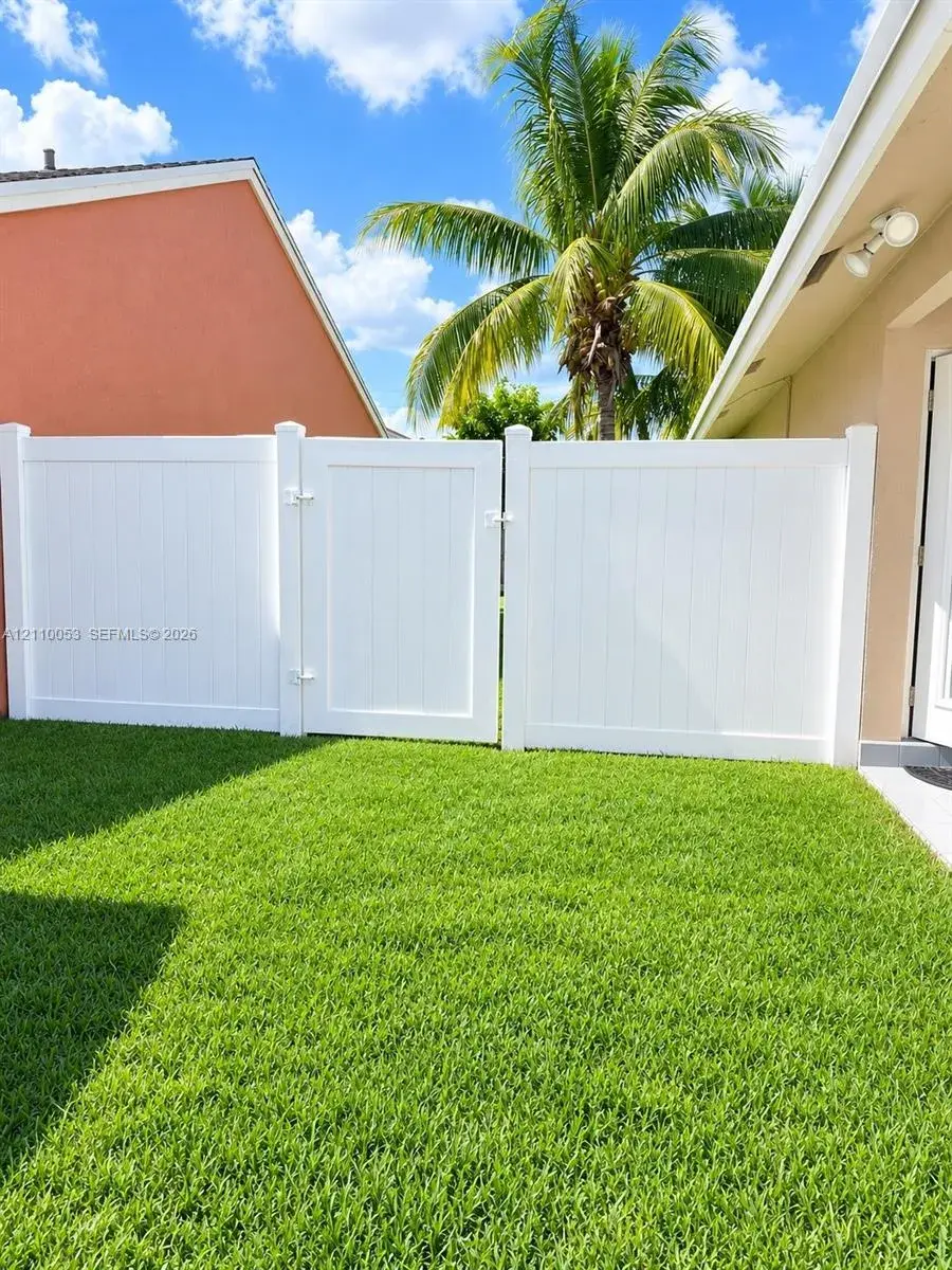 1030 SW 111th Ave, Pembroke Pines FL 33025
