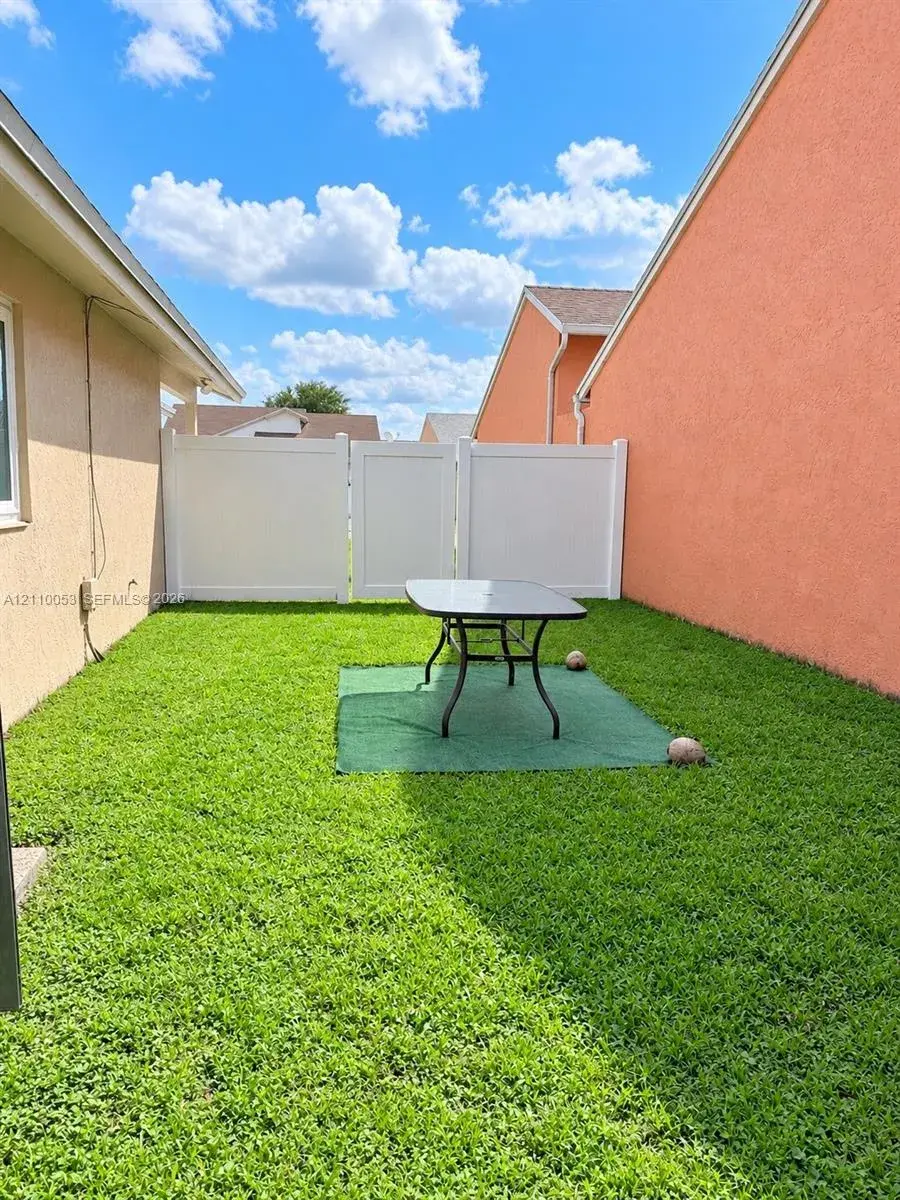 1030 SW 111th Ave, Pembroke Pines FL 33025