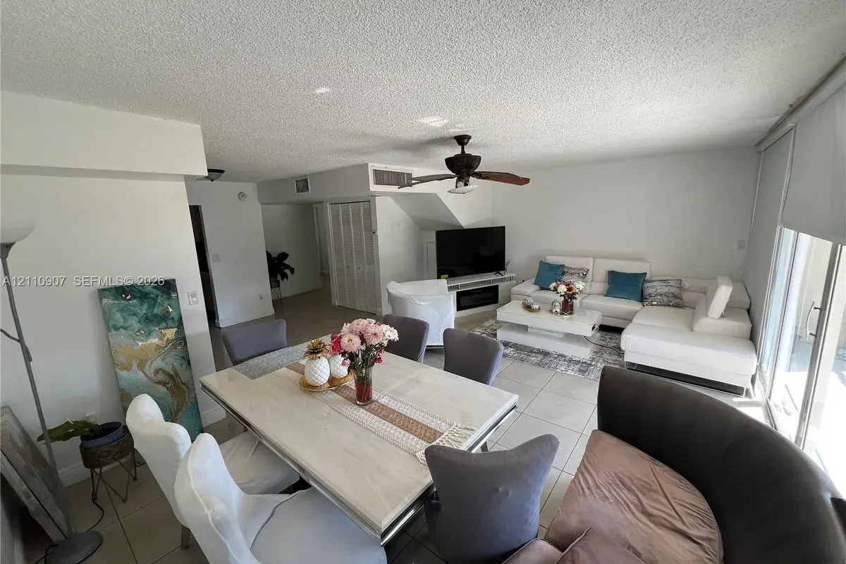 9240 Fontainebleau Blvd # 207, Miami FL 33172