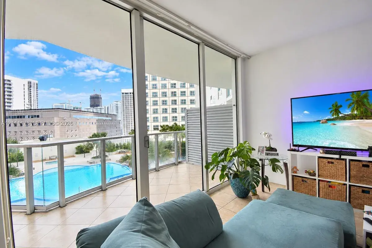 300 S Biscayne Blvd # 1405, Miami FL 33131