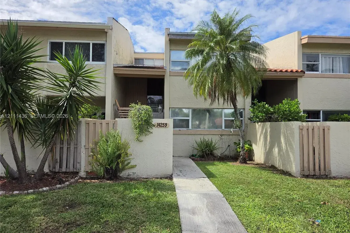 14259 E Kendale Lakes Cir, Miami FL 33183