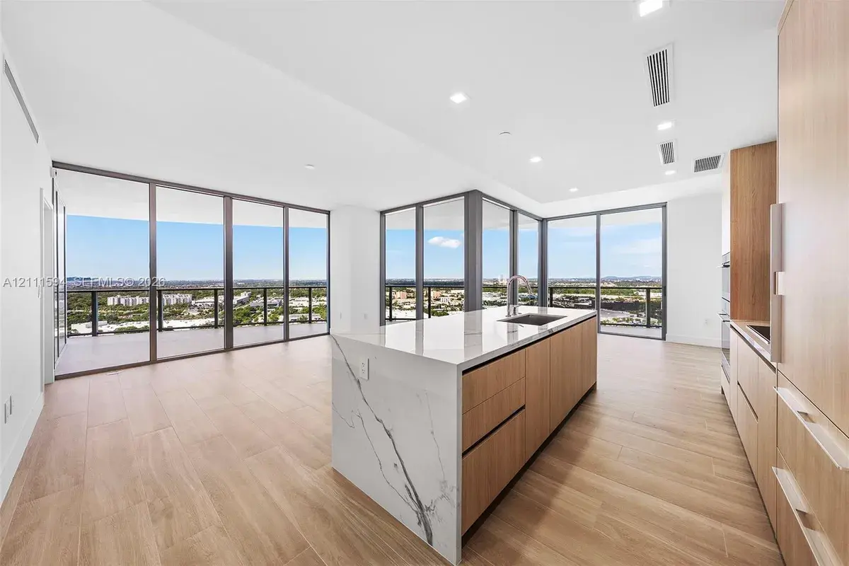 2411 Laguna Cir # 2506, North Miami FL 33181