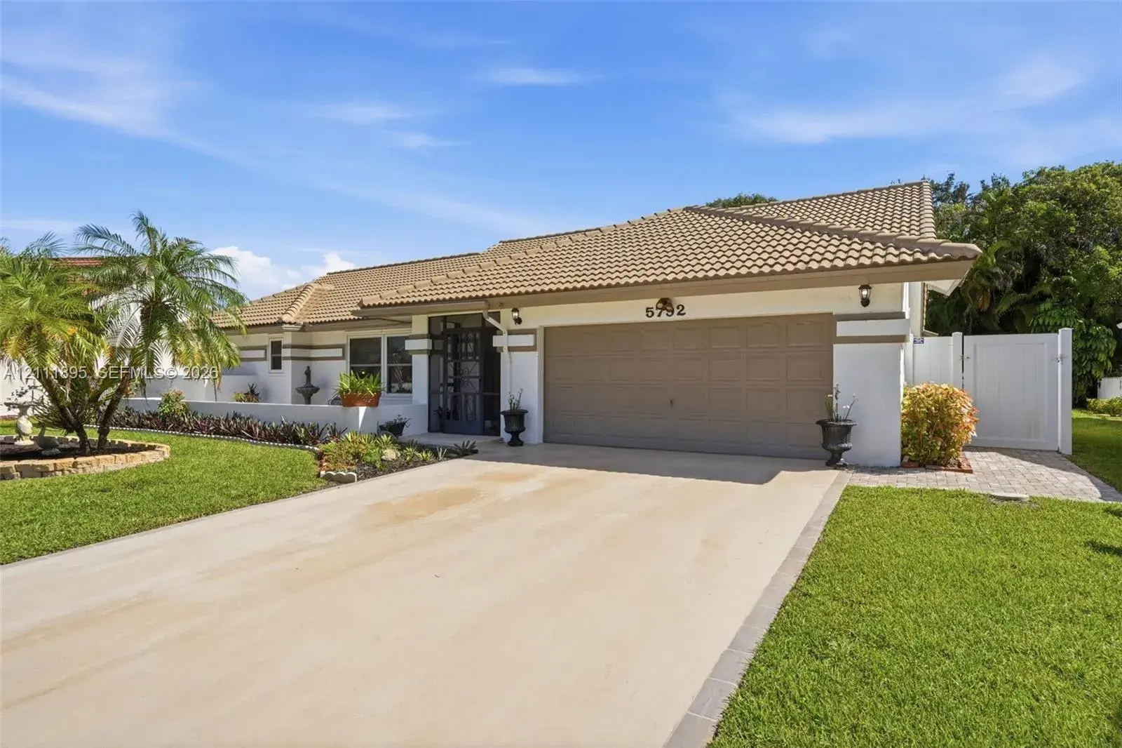 5792 Sun Pointe Cir, Boynton Beach FL 33437