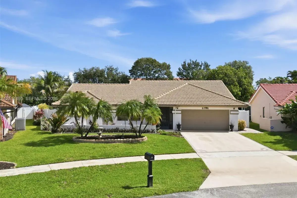 5792 Sun Pointe Cir, Boynton Beach FL 33437
