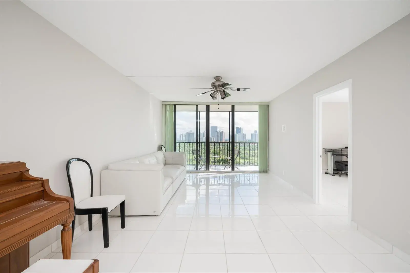 20335 W Country Club Drive # 1704, Aventura FL 33180
