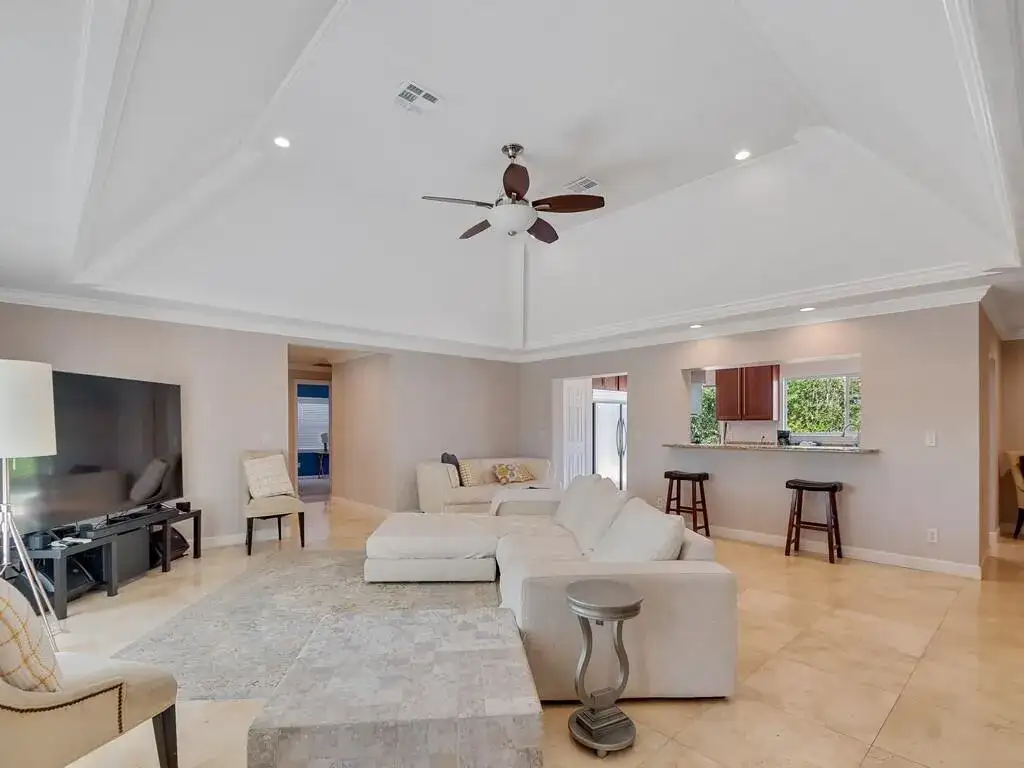 527 E Causeway Boulevard, Vero Beach FL 32963 photo 2