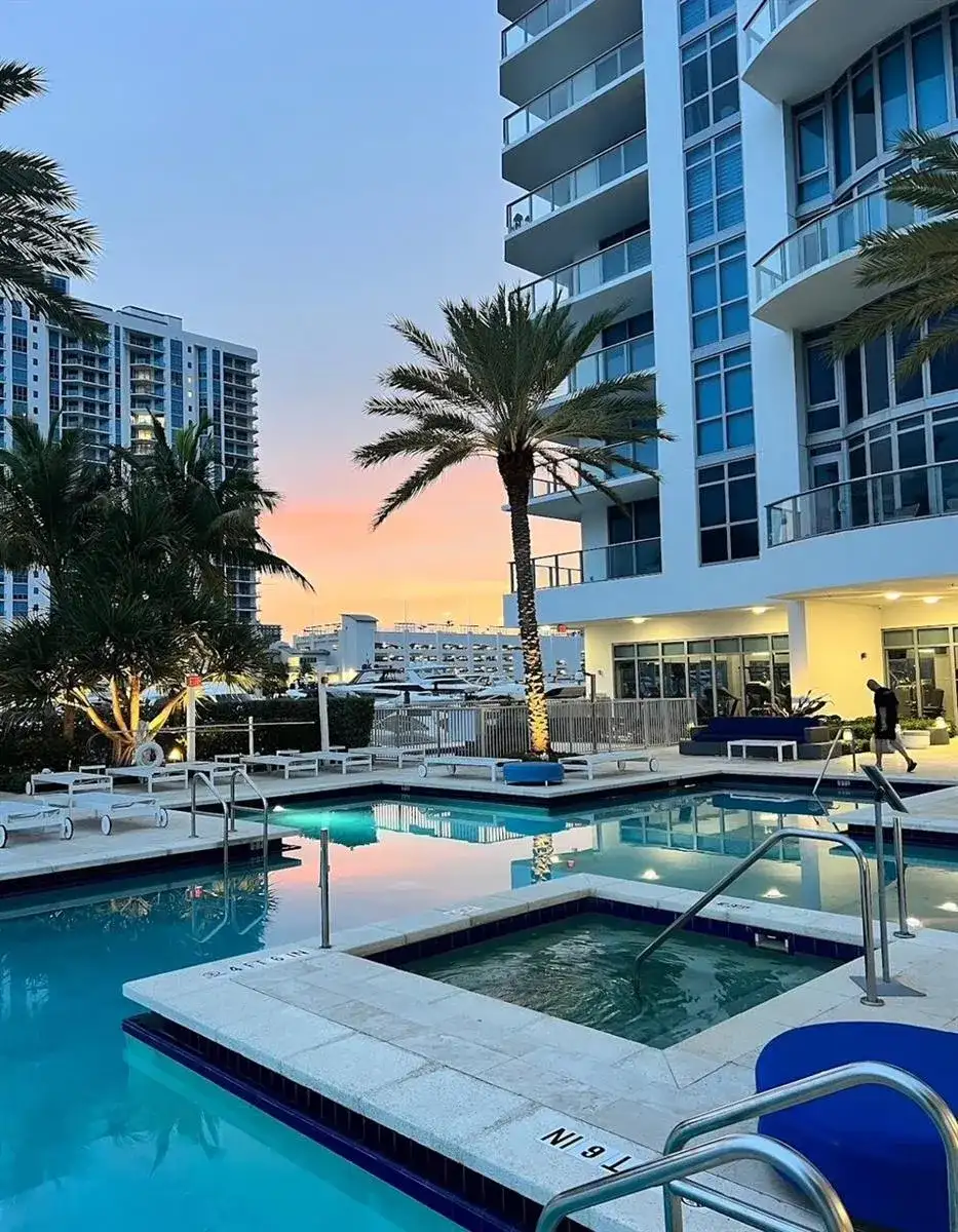 17211 Biscayne Boulevard, North Miami Beach FL 33160 photo 4