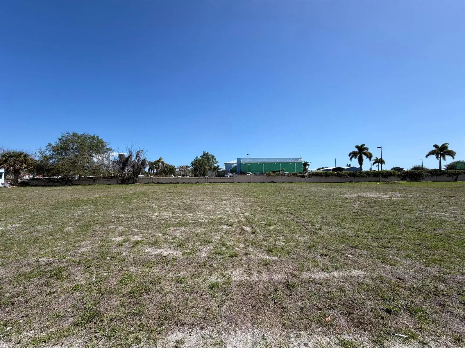705 SE Tarpon Avenue, Stuart FL 34994 photo 2