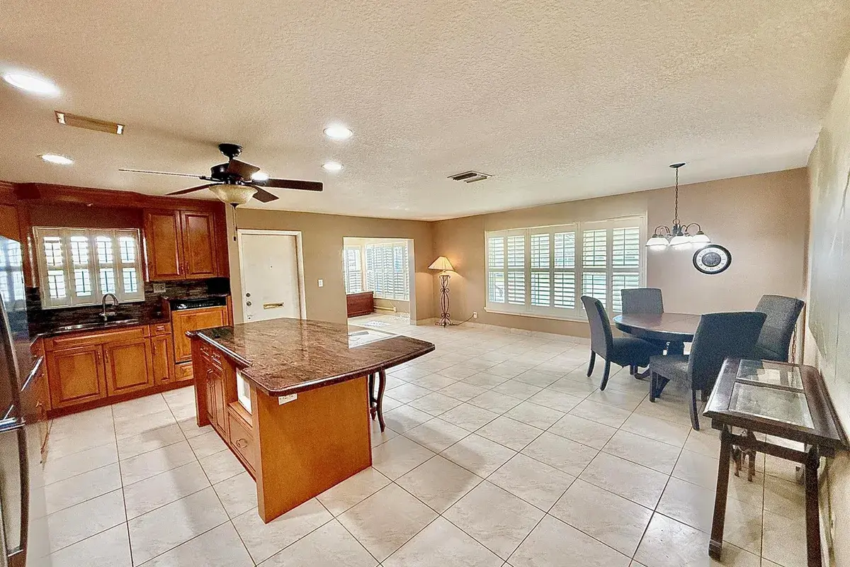 220 Country Lane # A, Boynton Beach FL 33435