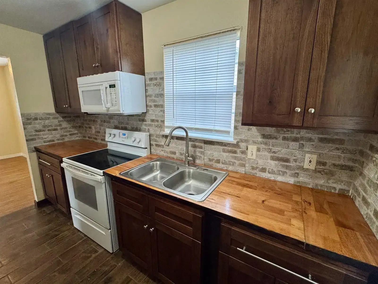 714 S Seminole Avenue, FL 33841 photo 2