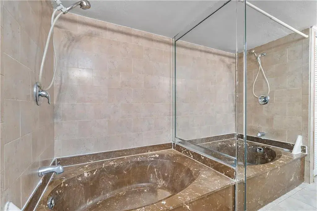 1000 Parkview Drive # 507, Hallandale Beach FL 33009