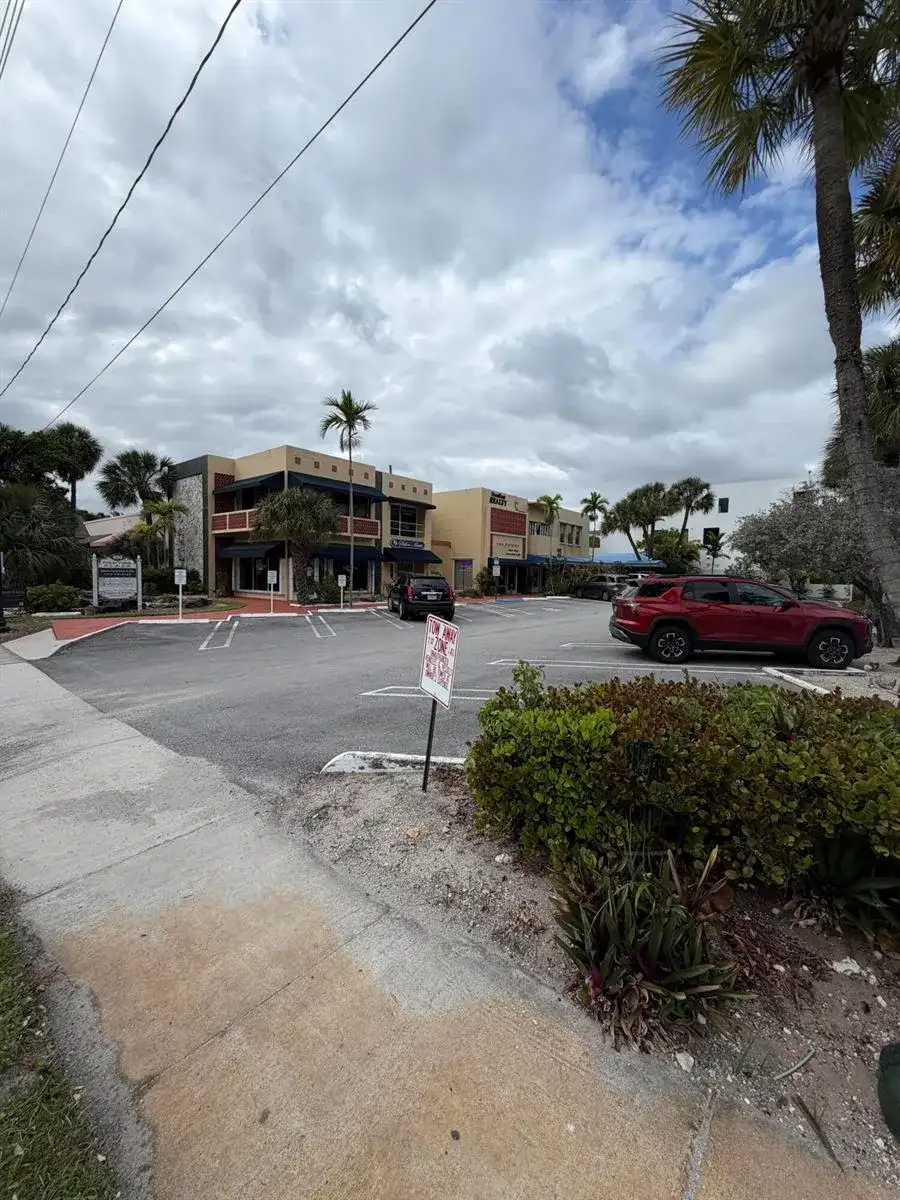 800 Palm Trail, Delray Beach FL 33483 photo 2