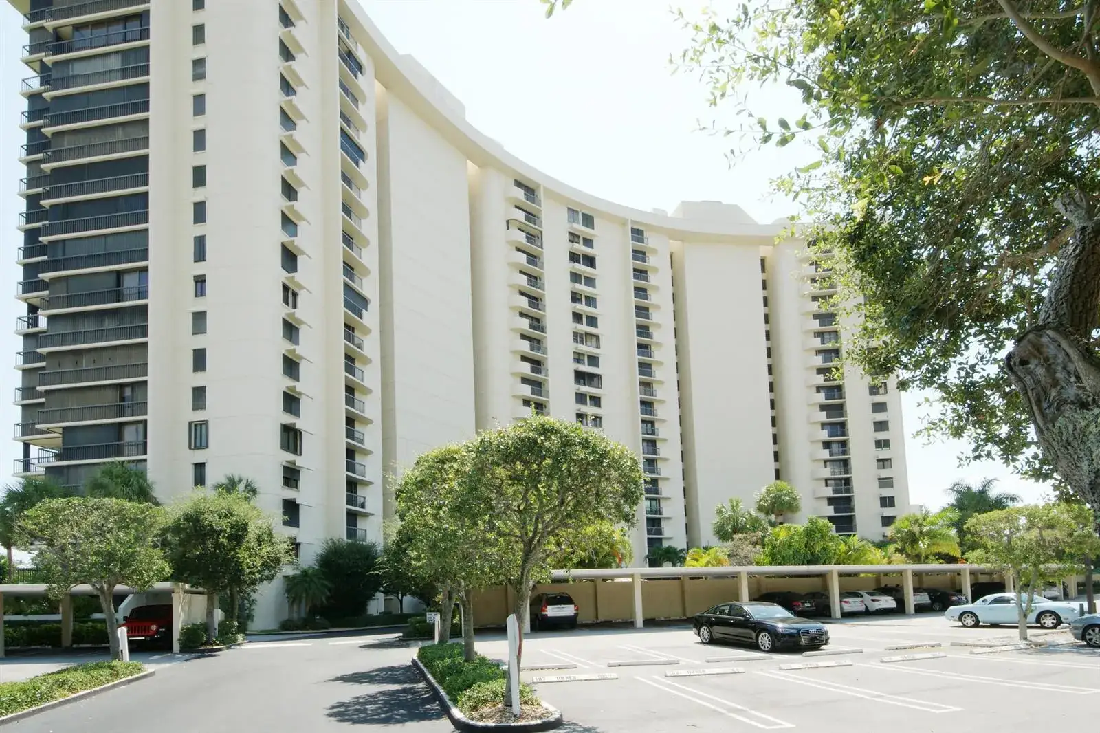 2450 Presidential Way # 208, West Palm Beach FL 33401