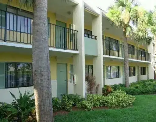 1205 Meadows Circle, Boynton Beach FL 33436