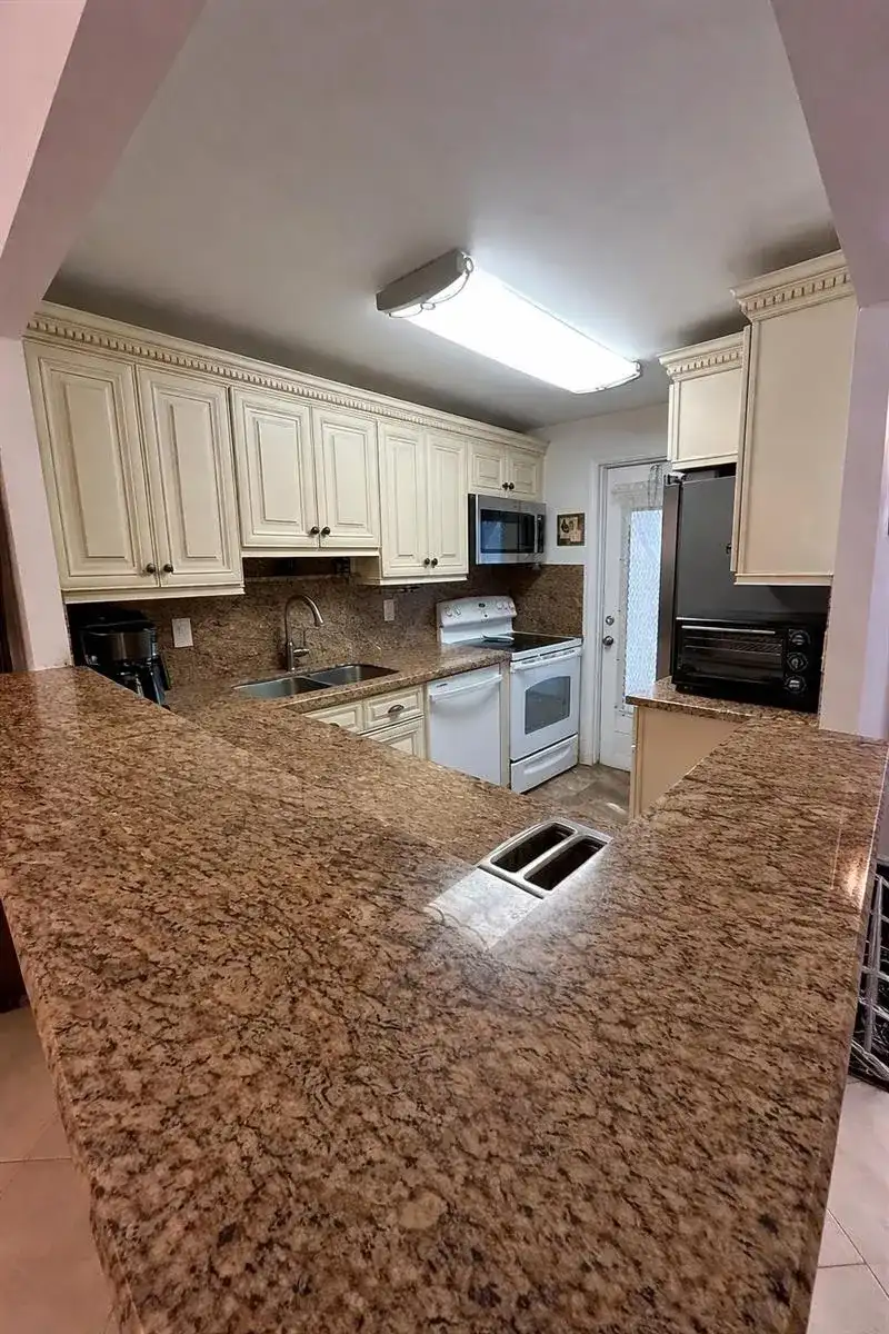 400 SE 10th Street # 202, Deerfield Beach FL 33441