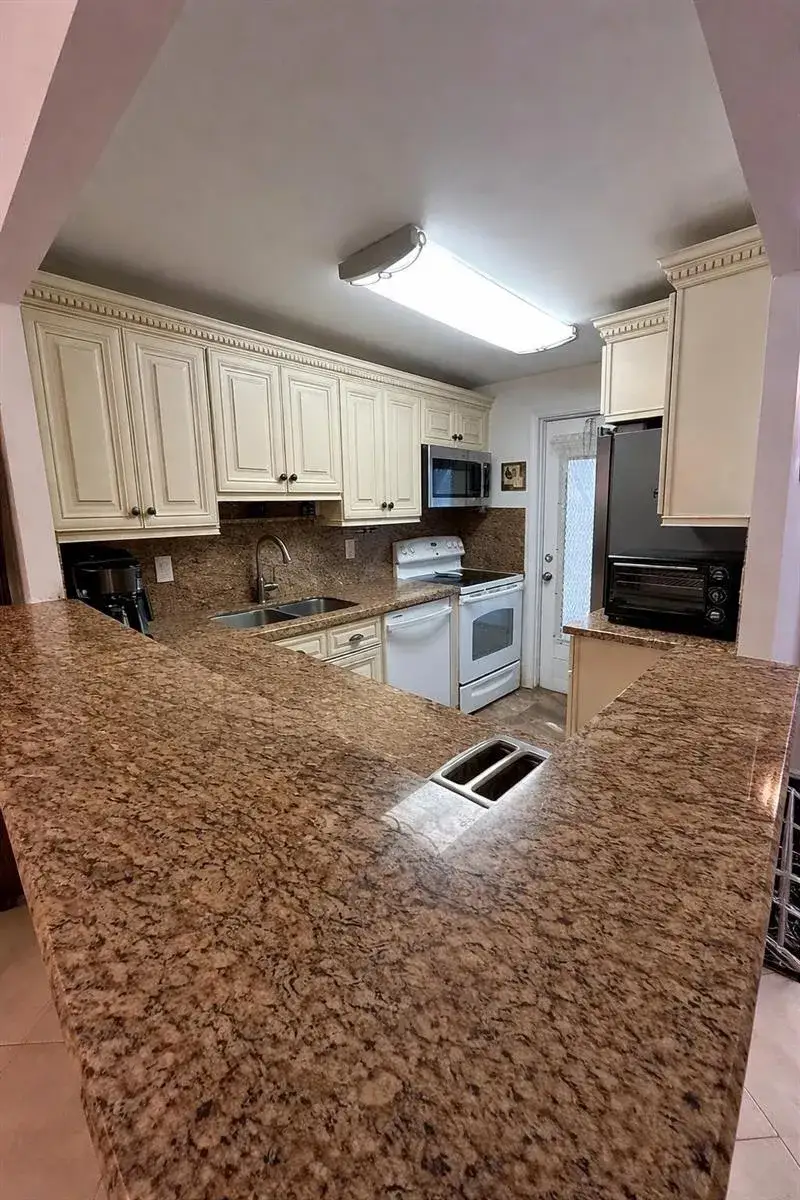 400 SE 10th Street # 202, Deerfield Beach FL 33441