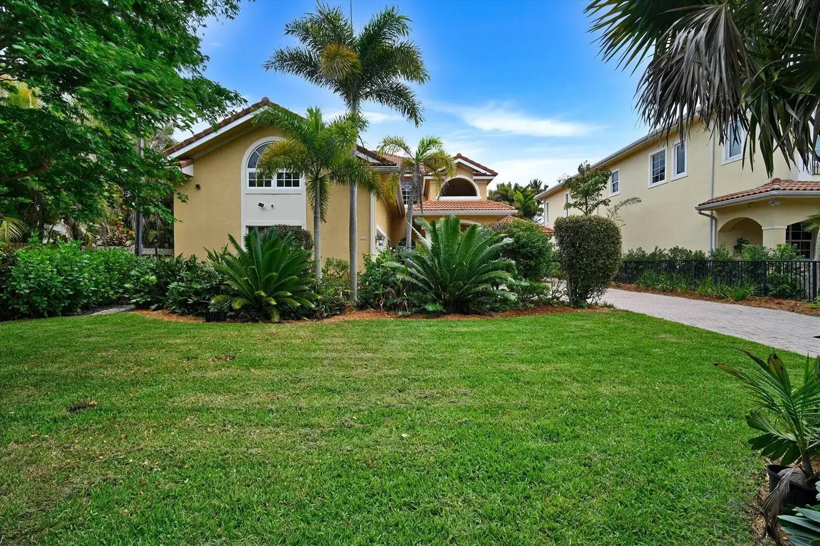 881 SE Saint Lucie Boulevard, Stuart FL 34996 photo 2