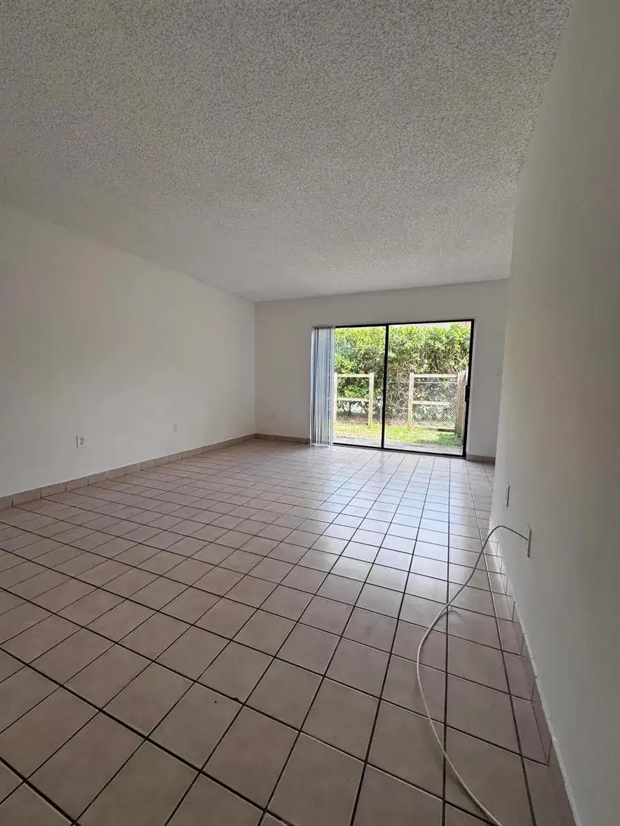 417 E Palm Cir Circle E # 417, Pembroke Pines FL 33025 photo 5