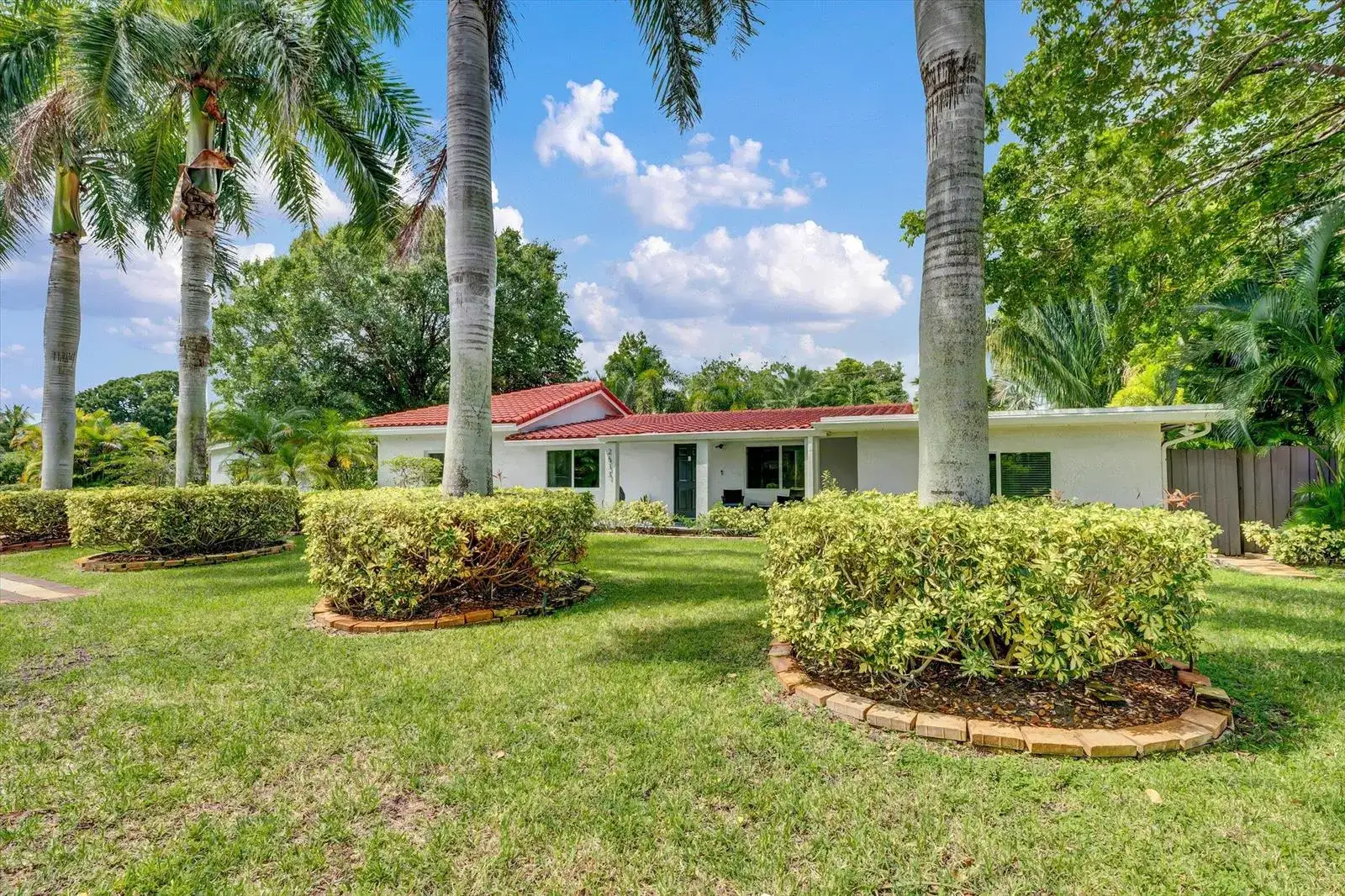 2633 NE 3rd Avenue, Wilton Manors FL 33334 photo 2