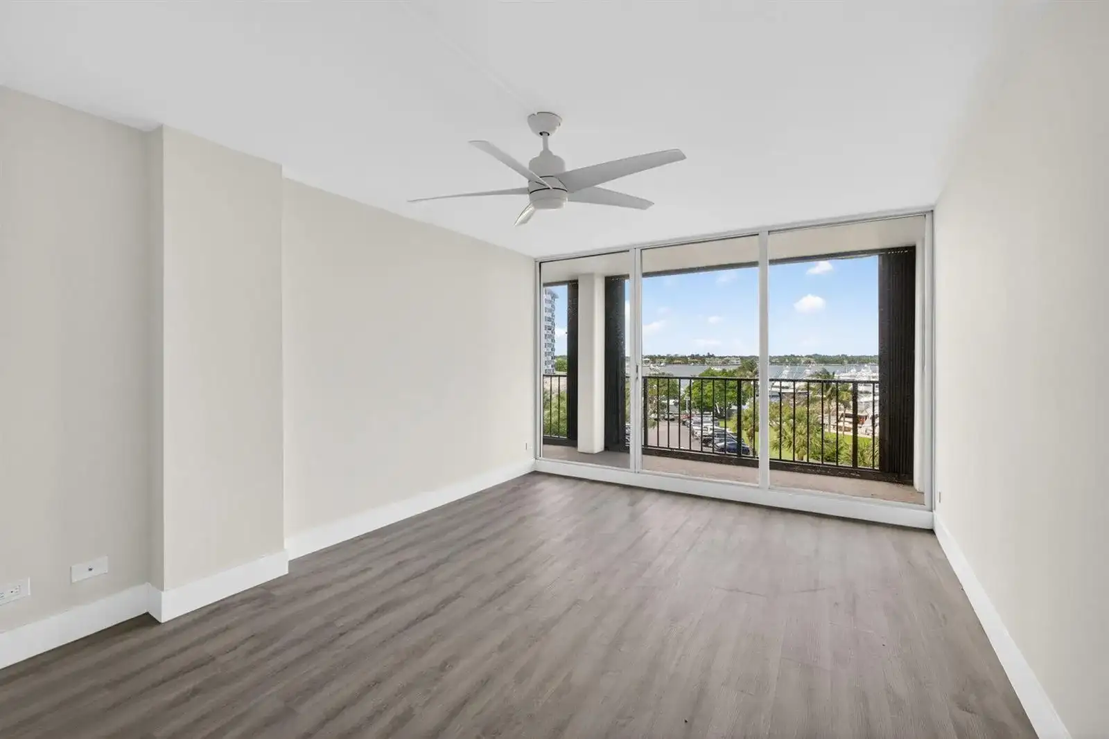 136 LAKESHORE Drive # 511, North Palm Beach FL 33408 photo 2