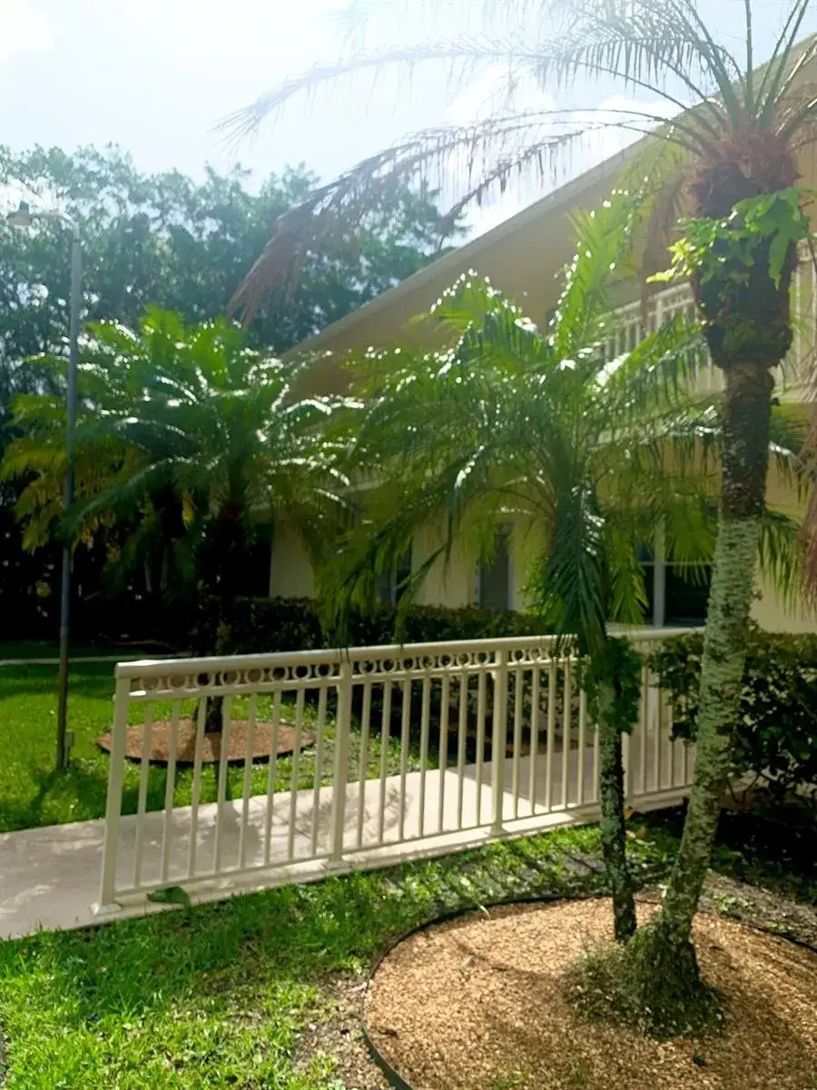 96 Hastings F, West Palm Beach FL 33417 photo 2