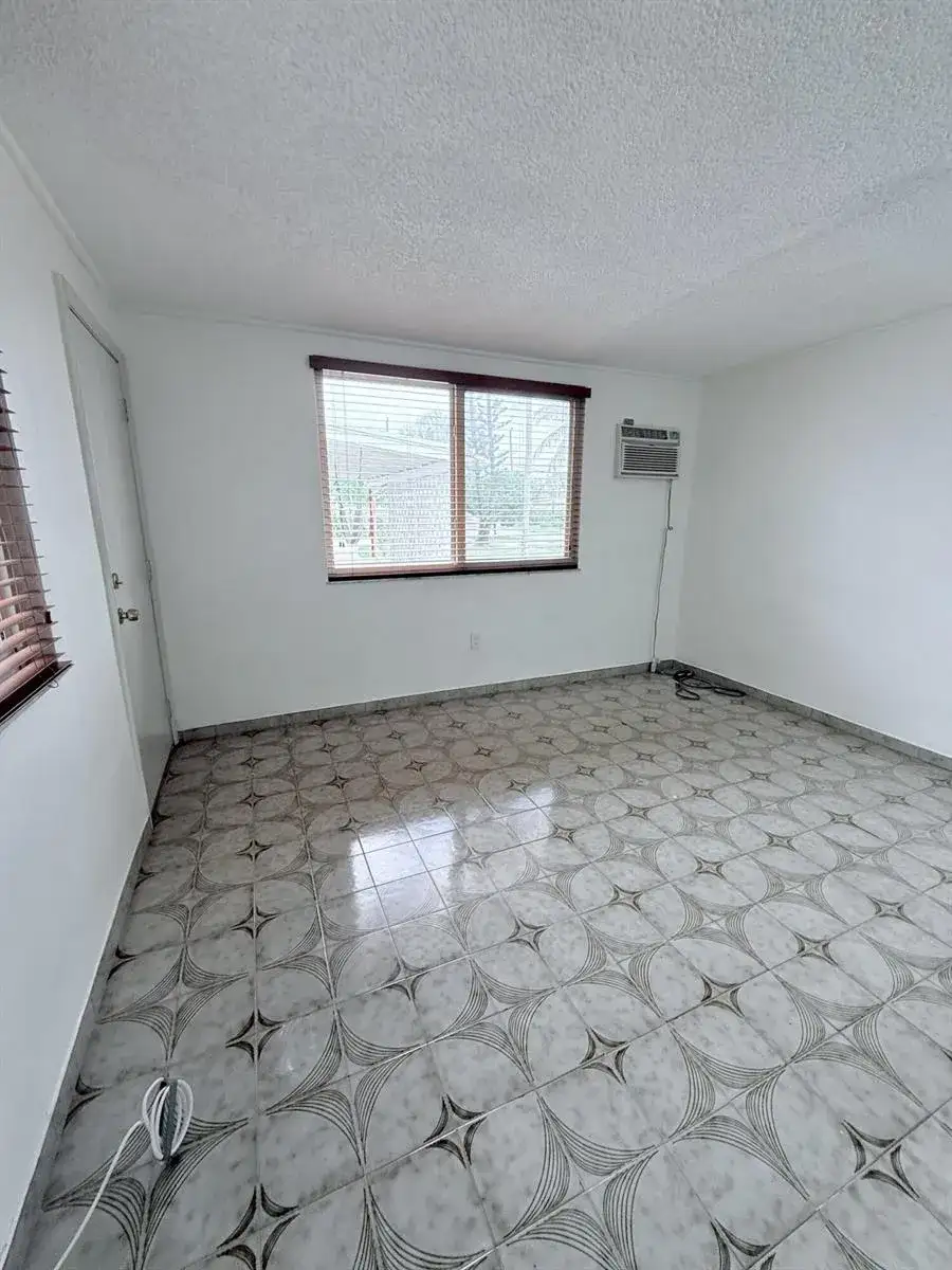 957 W 67th Street, Hialeah FL 33012 photo 4