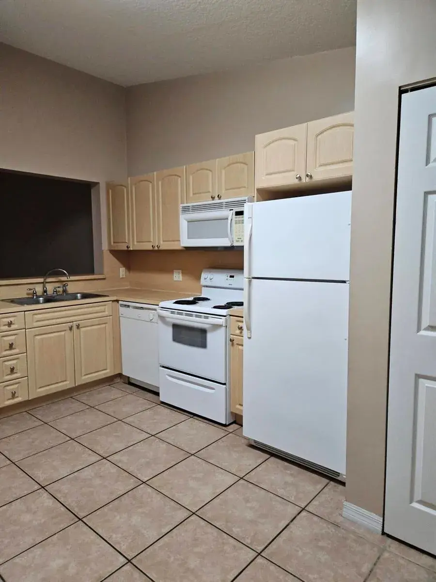 7900 NW 6th Street # 205, Pembroke Pines FL 33024