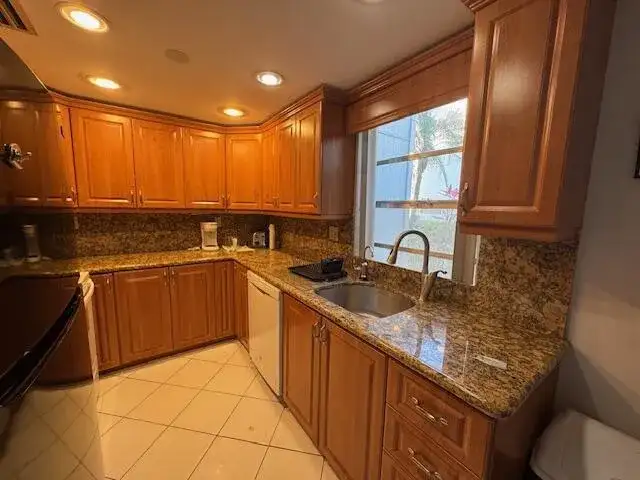107 Flanders, Delray Beach FL 33484 photo 5