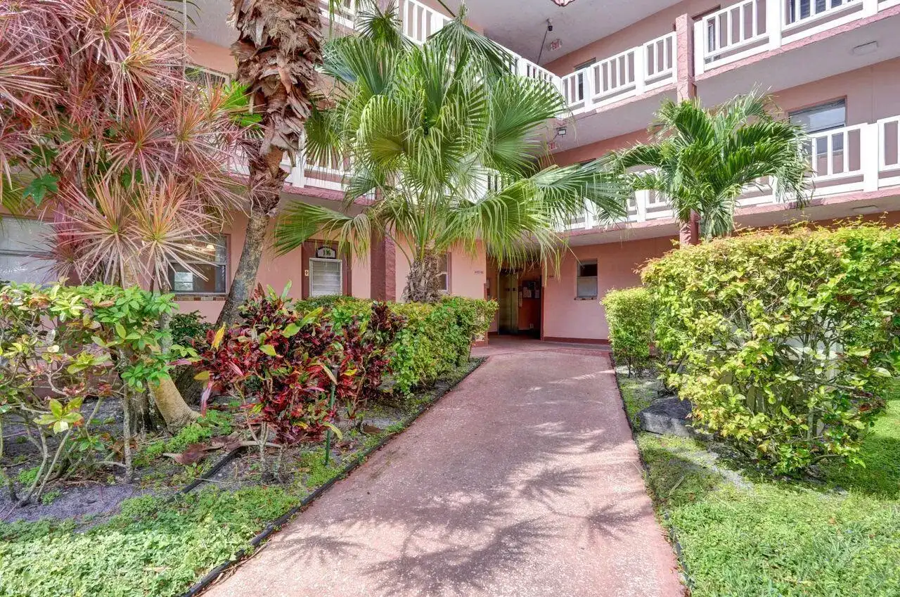 9460 Sunrise Lakes Boulevard # 106, Sunrise FL 33322