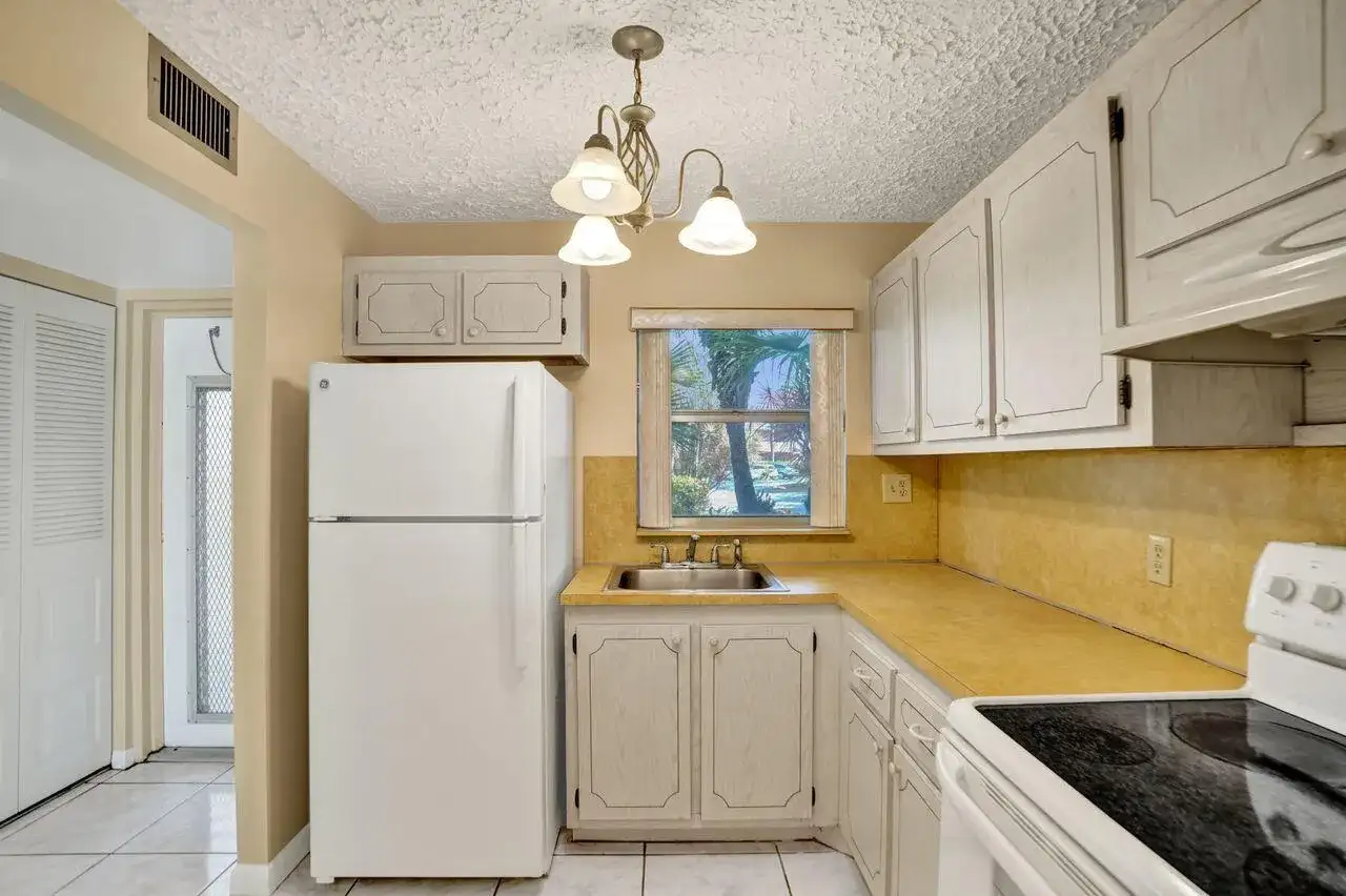 9460 Sunrise Lakes Boulevard # 106, Sunrise FL 33322 photo 5