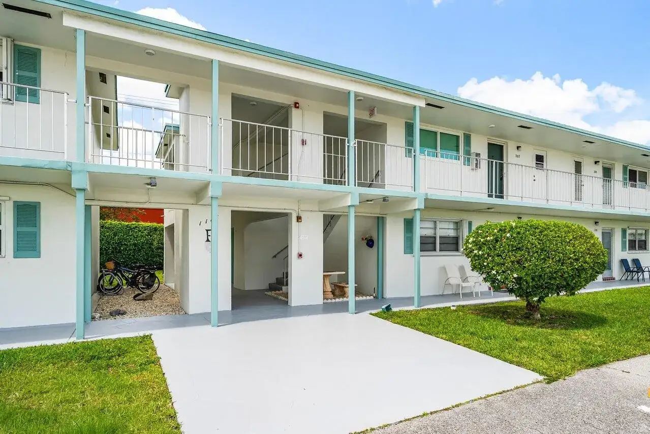 1117 Lake Terrace # 207, Boynton Beach FL 33426 photo 2