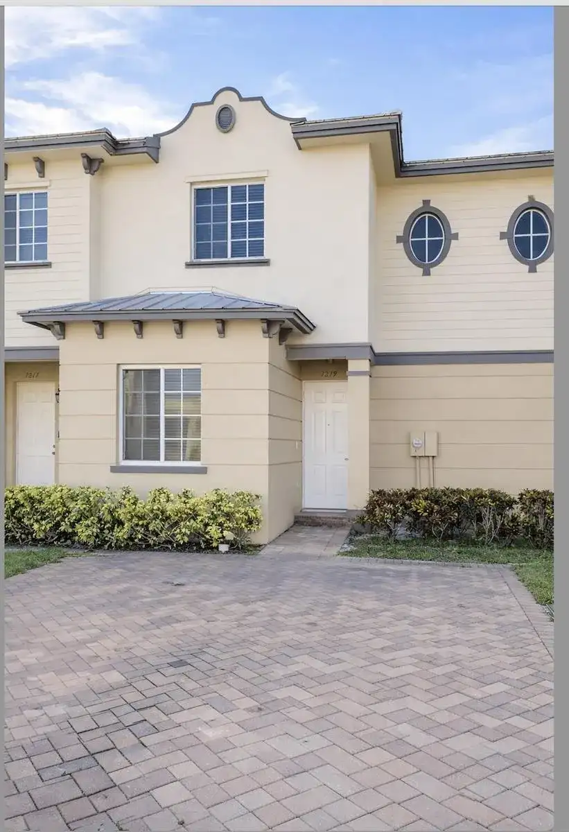 1219 Lucaya Drive, Riviera Beach FL 33404 photo 2