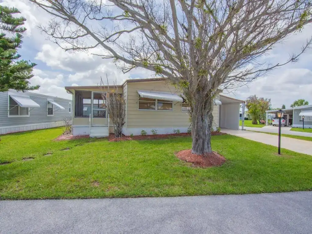 225 NE Forrest Court, Jensen Beach FL 34957 photo 2