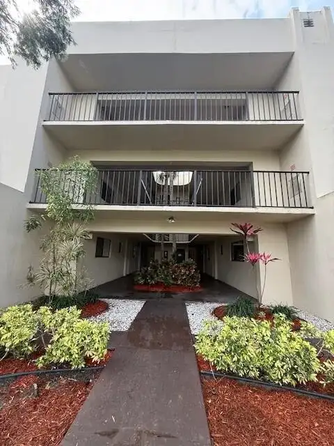 5220 Las Verdes Circle # 108, Delray Beach FL 33484 photo 2