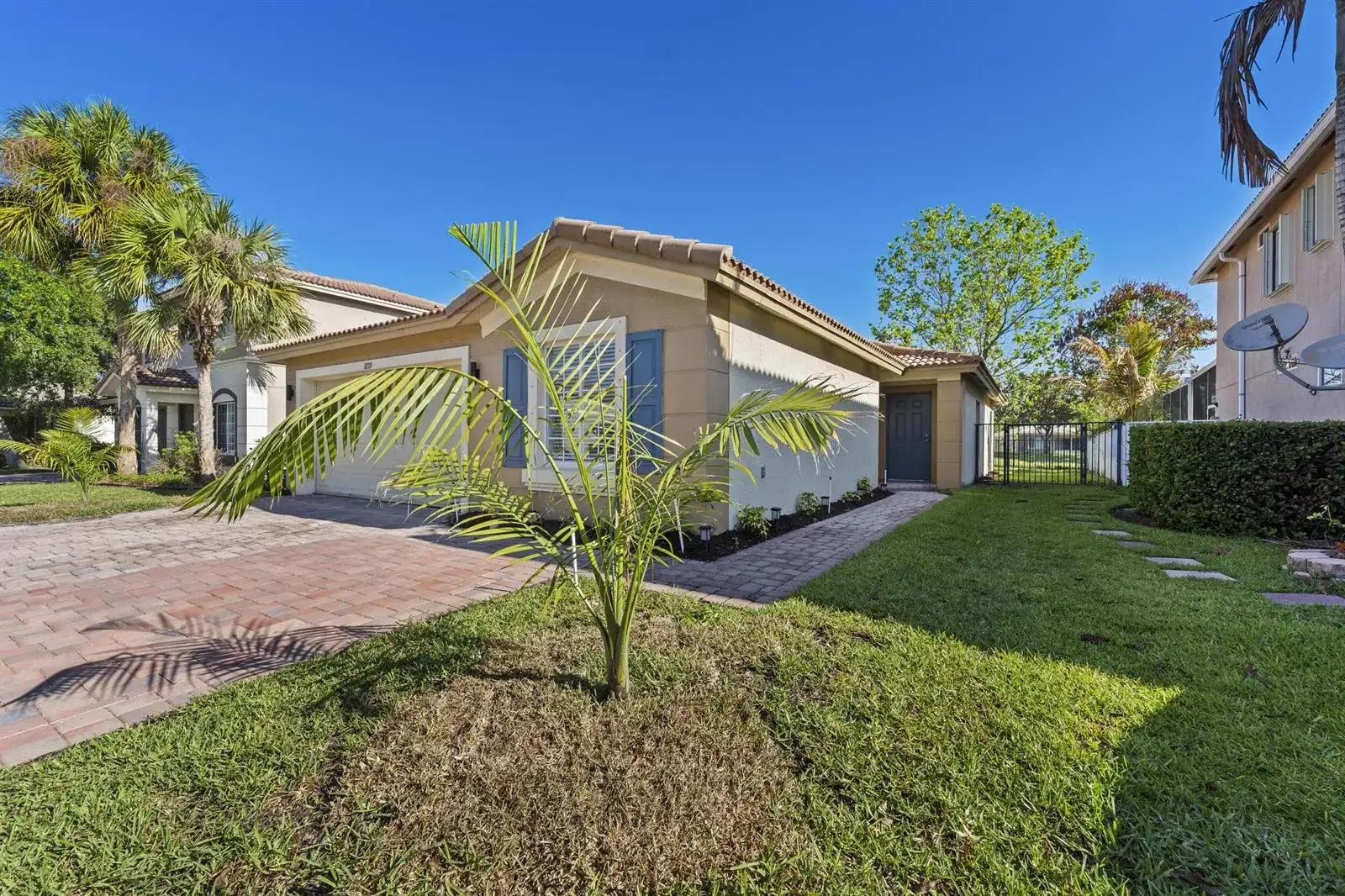 1899 Newport Isles Boulevard, Port St. Lucie FL 34953 photo 2