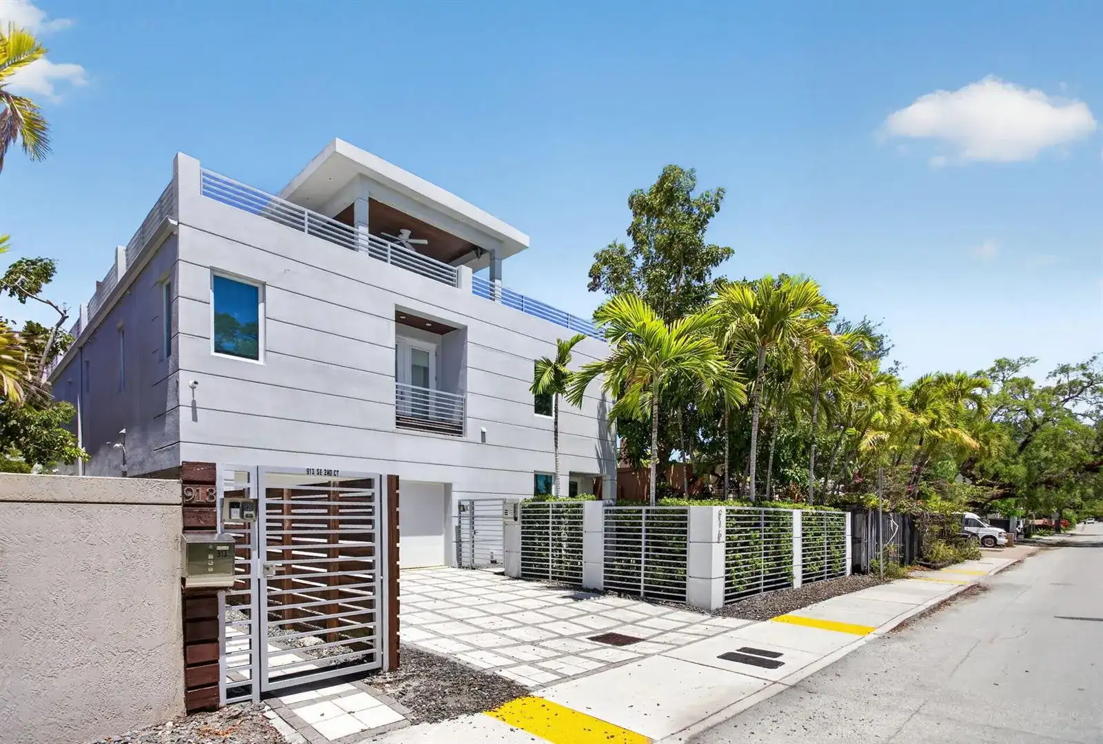 915 SE 2nd Court, Fort Lauderdale FL 33301 photo 2